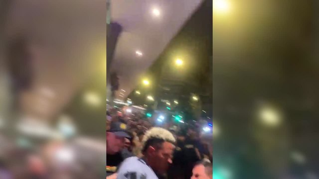 La secuencia es lamentable: jugadores de la selección de Perú y la Policía Nacional de España