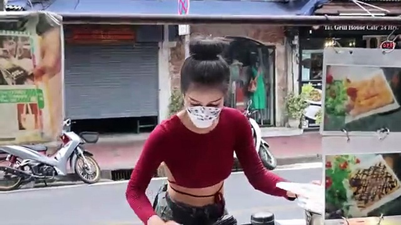 Eggs_&_Bananas!_The_Most_Popular_Roti_Lady_in_Bangkok_-_Thai_Street_Food