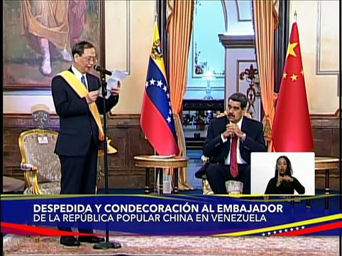 Presidente Nicolás Maduro despide y condecora al Embajador de la República Popular China