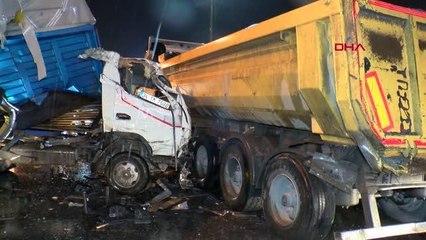 İSTANBUL-SULTANGAZİ'DE HAFRİYAT KAMYONUNA ÇARPAN KAMYONET, TAKSİYİ ALTINA ALDI: 3 YARALI
