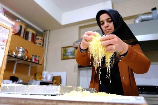 Erzincan'da iftar sofralarının vazgeçilmez lezzeti: Kesme kadayıf tatlısı