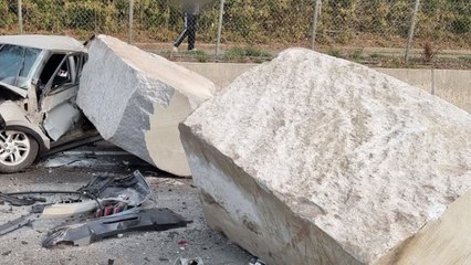 화물차에 실린 석재 도로로 떨어져...2명 부상 / YTN