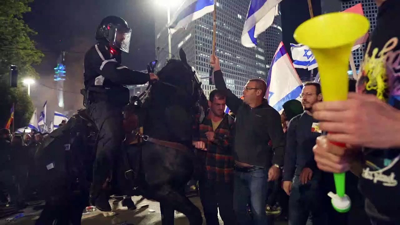 Israelis protest as Netanyahu pauses judicial reform