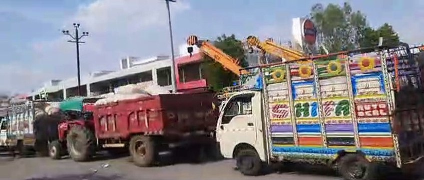 28 हजार लहसुन तो 1 हजार सहित ५६ हजार बोरी की आवक तो इतनी ही उपज लिए गेट के बाहर अपनी बारी का इंतजार कर रहे किसान