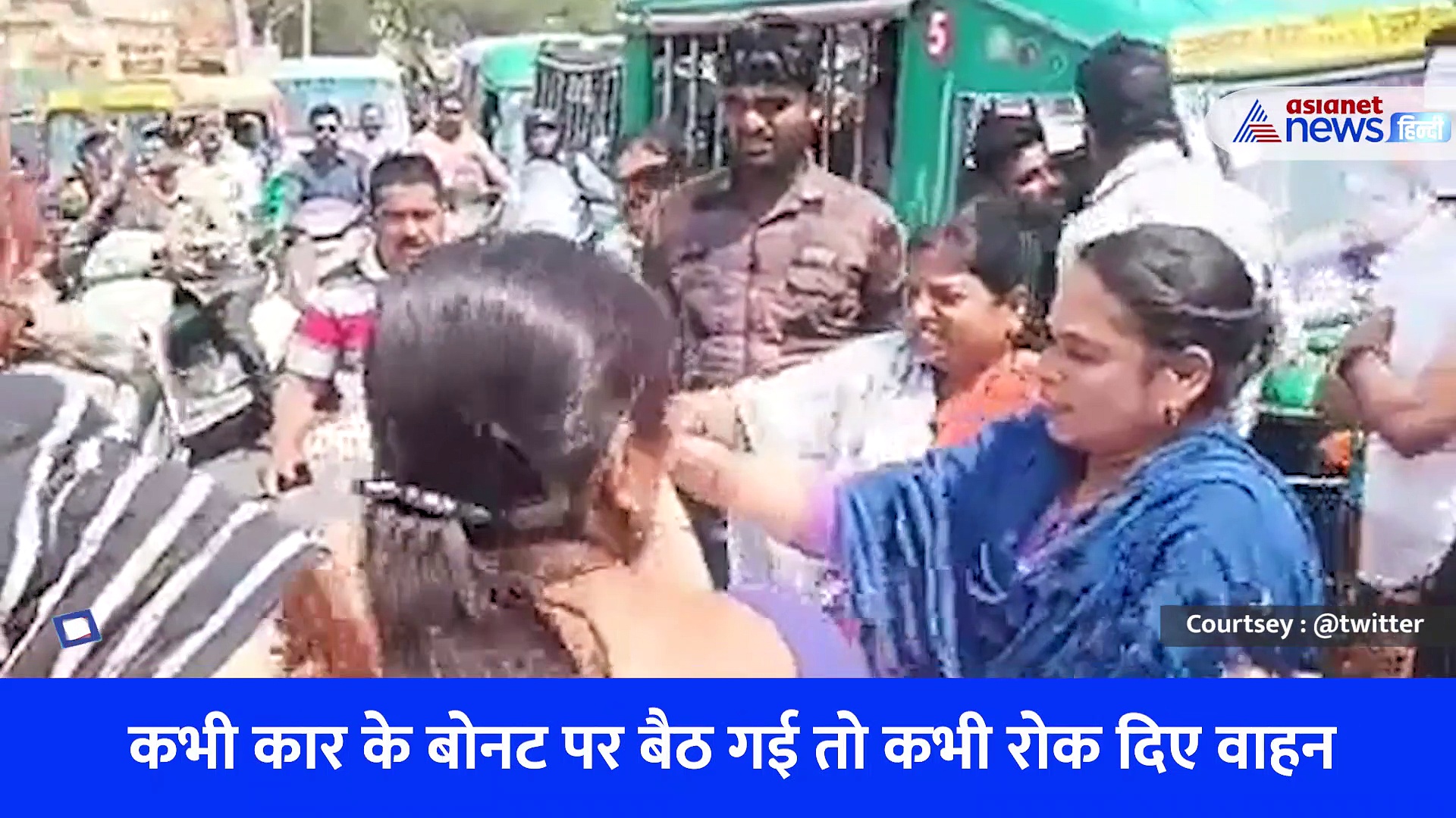 लड़की की आशिकी का वीडियो वायरल, बीच सड़क करती रही हरकतें...शराब के नशे में थी धुत्त