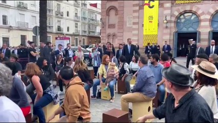 Felipe VI tocando el cajón