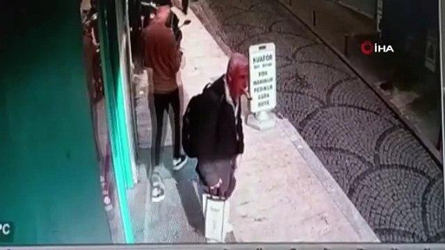 Şişli’de ilginç hırsızlık kamerada: Yaşlı hırsız mali defteri çalıp çikolata yedi