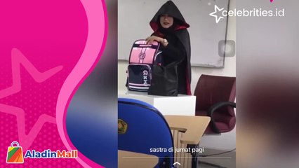 Kreatif! Dosen FIB Universitas Jember Mengajar Mengenakan Kostum ala Cosplay