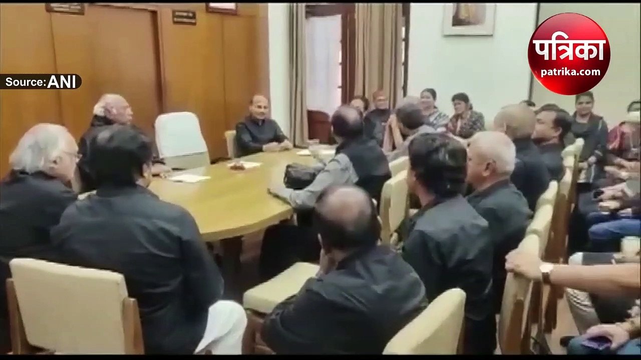 Video : मल्लिकार्जुन खड़गे ने राज्यसभा और लोस सांसदों संग की बैठक, आगे की रणनीति पर मंथन