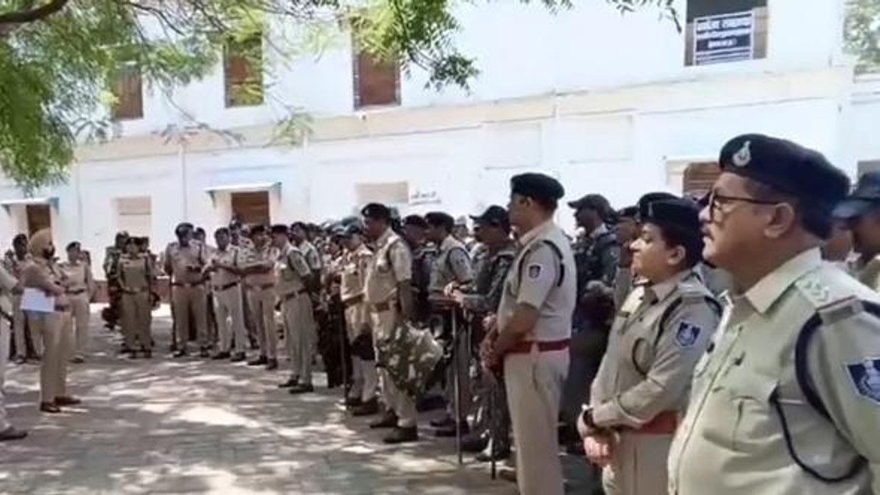देवास : कांग्रेस के प्रदर्शन के पूर्व पुलिस के रहे पुख्ता इंतजाम ,देखें ये बड़ी खबर