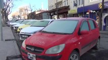 Kars'ta soğuk hava nedeniyle araçların camları dondu