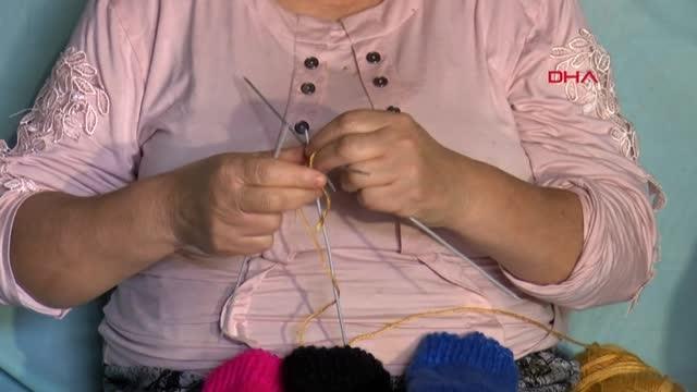 GÖRME ENGELLİ GÖNÜL, HİSLERİYLE ÖRÜYOR