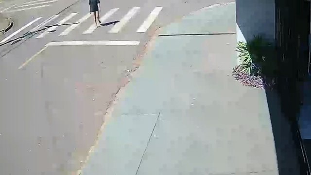 Câmeras de segurança flagram mulher furtando bicicleta em Palotina