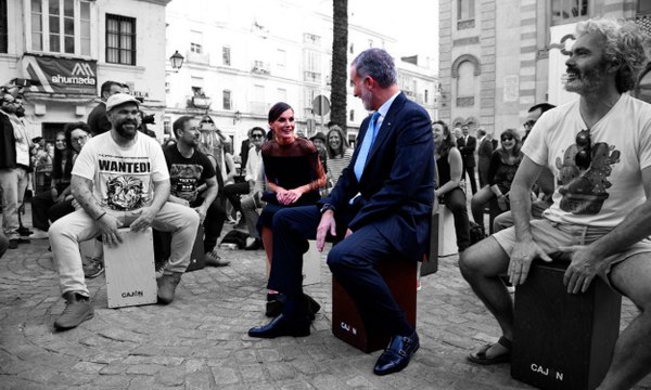 El Rey Felipe VI se une a un grupo de cajoneros que estaban tocando en plena calle en Cádiz