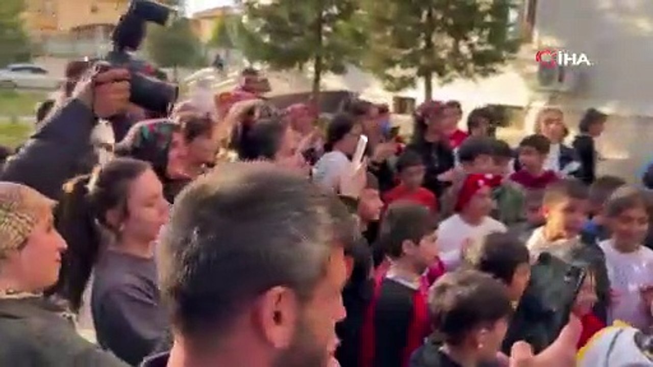 Şafak Sezer ile Berdan Mardini, depremzedelerle bir araya geldi
