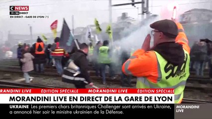 Retraites: Des manifestants sont en ce moment sur les voies de la gare de Lyon à Paris - Le trafic des trains est perturbé - Regardezr