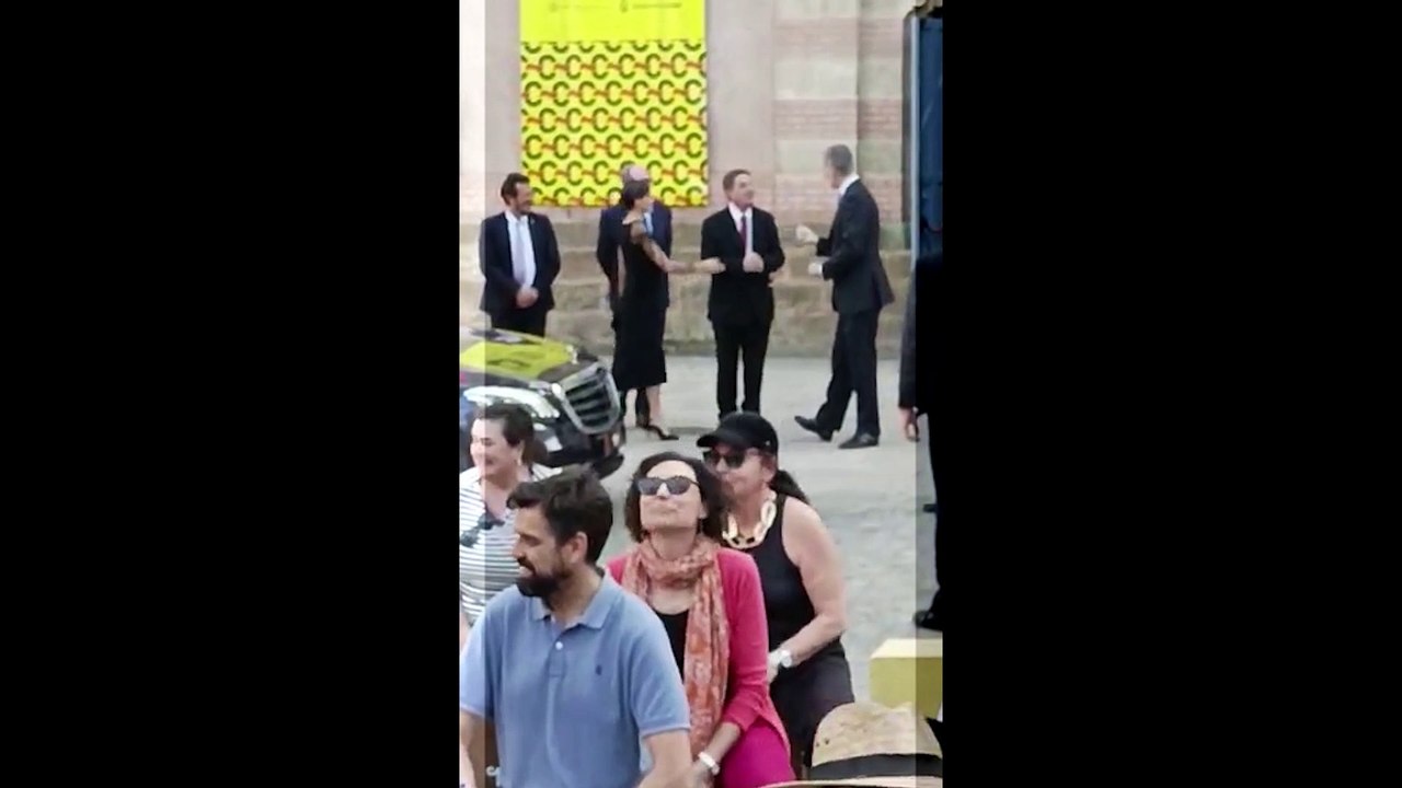 El Rey Felipe sorprende en Cádiz tocando el cajón flamenco