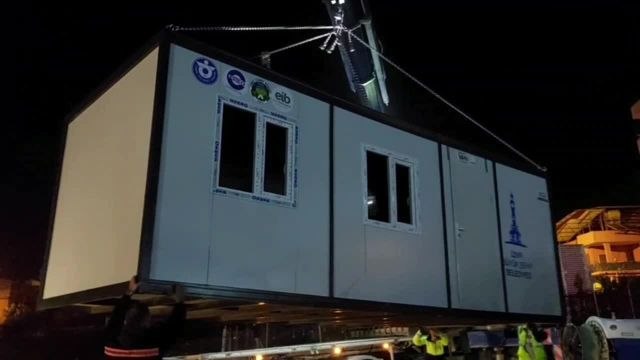 İzmir Büyükşehir Belediyesi, Osmaniye'de Engelli Çocuğu ile Çadırda Kalan Depremzede Aileye Konteyner Gönderdi