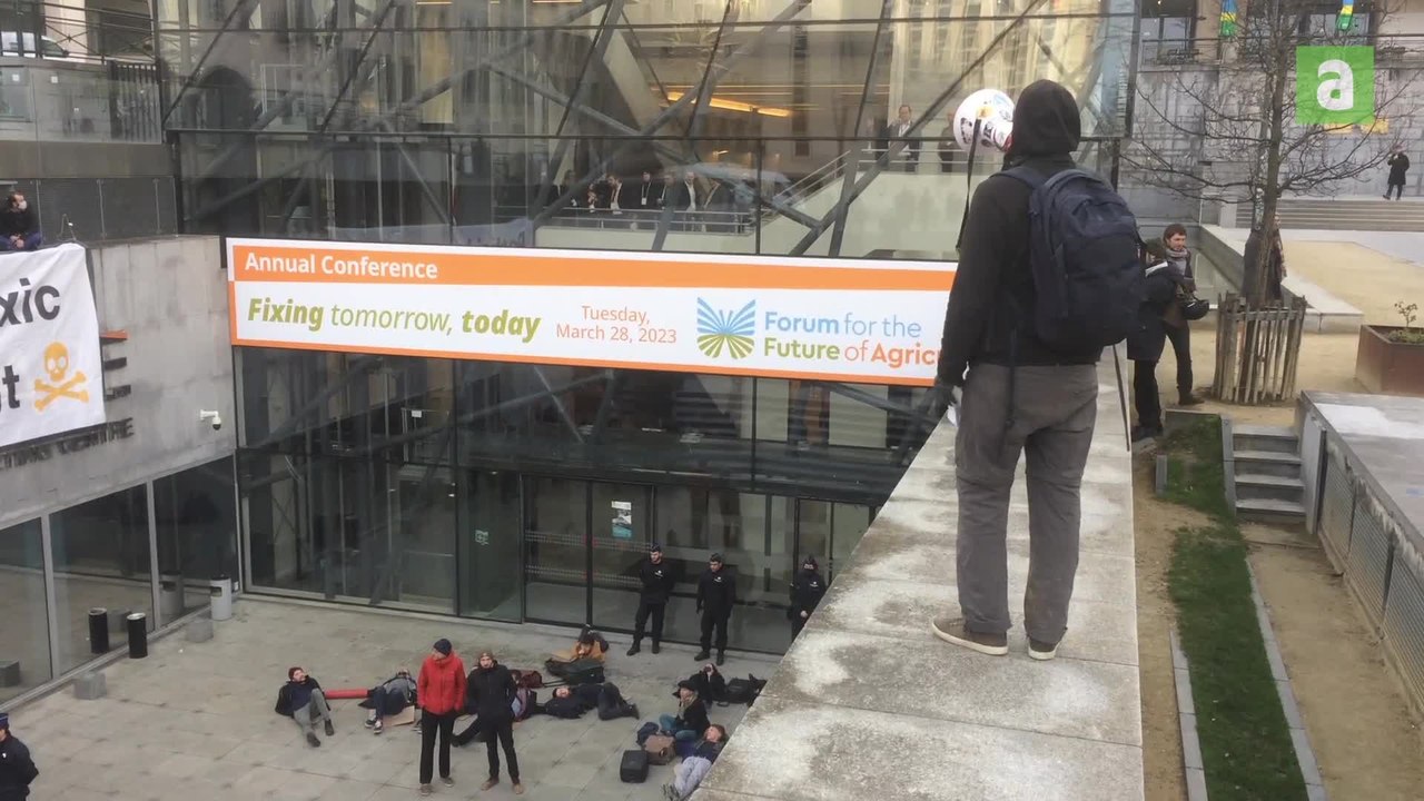 "Les pesticides sont toxique, comme ce forum": un congrès de multinationales des pesticides bloqué à Bruxelles