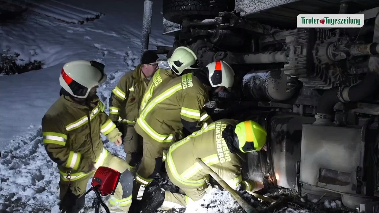 Milchwagen in Finkenberg von Straße abgekommen und umgekippt