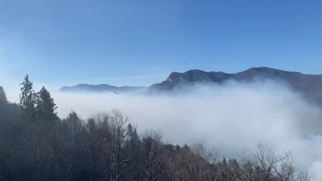 Incendio nel Varesotto, i Canadair in volo per contenere il rogo