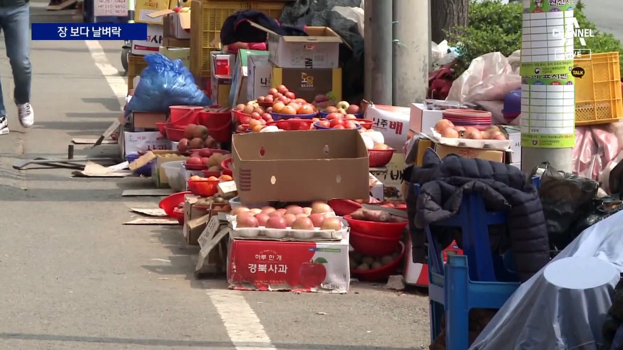 버스에 받혀 상가 돌진한 승용차…진열 냉장고가 살렸다