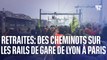Retraites: des cheminots manifestent sur les rails de la Gare de Lyon