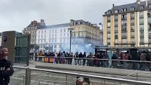 Les policiers commencent à faire usage de lacrymogène contre les manifestants à Rennes.
