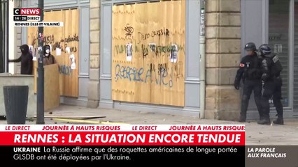 Retraites: Situation tendue à Rennes avec des manifestants qui jettent des projectiles vers les forces de l'ordre - Regardez