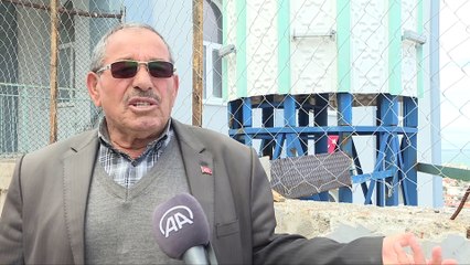 İzmir'de cami minaresinin rüzgardan sallandığı anlar kameraya böyle yansıdı