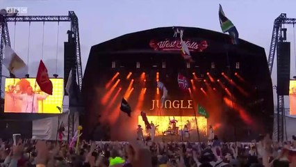 Jungle chante "Busy Earnin" en live à Glastonbury