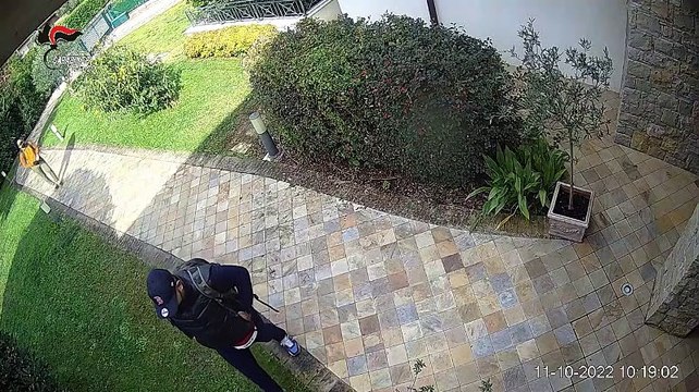 Borse griffate, occhiali e orologi: raffica di furti nelle villette. Presa la banda in monopattino