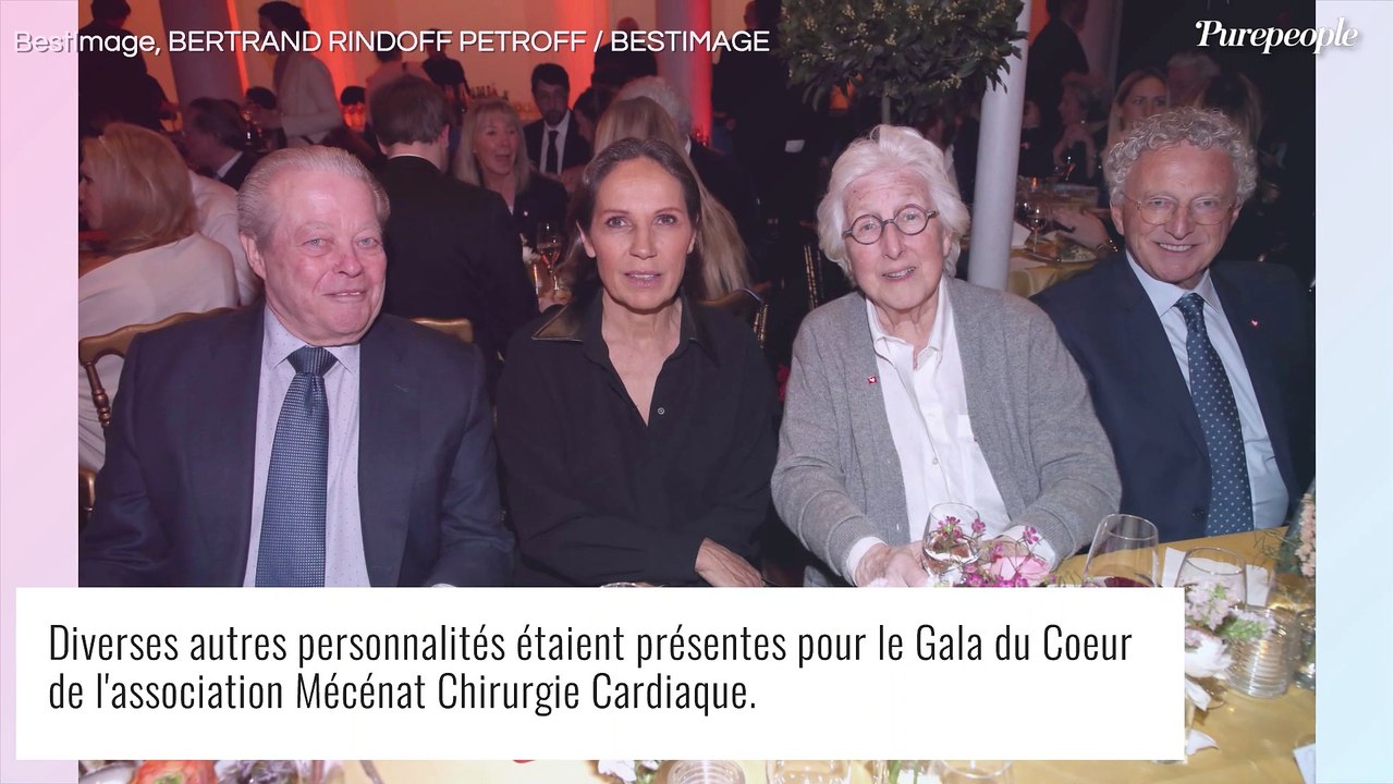 Fabienne Carat sublime dans une robe rouge asymétrique, soirée de gala avec sa soeur Carole