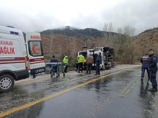 KASTAMONU'DA ÇİMENTO YÜKLÜ TIR DEVRİLDİ; ŞOFÖR YARALI