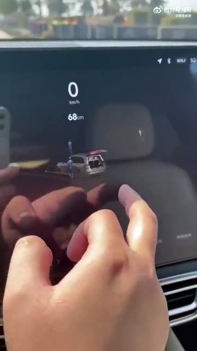 Le radar de cette voiture capte des choses très bizarres dans ce cimetière