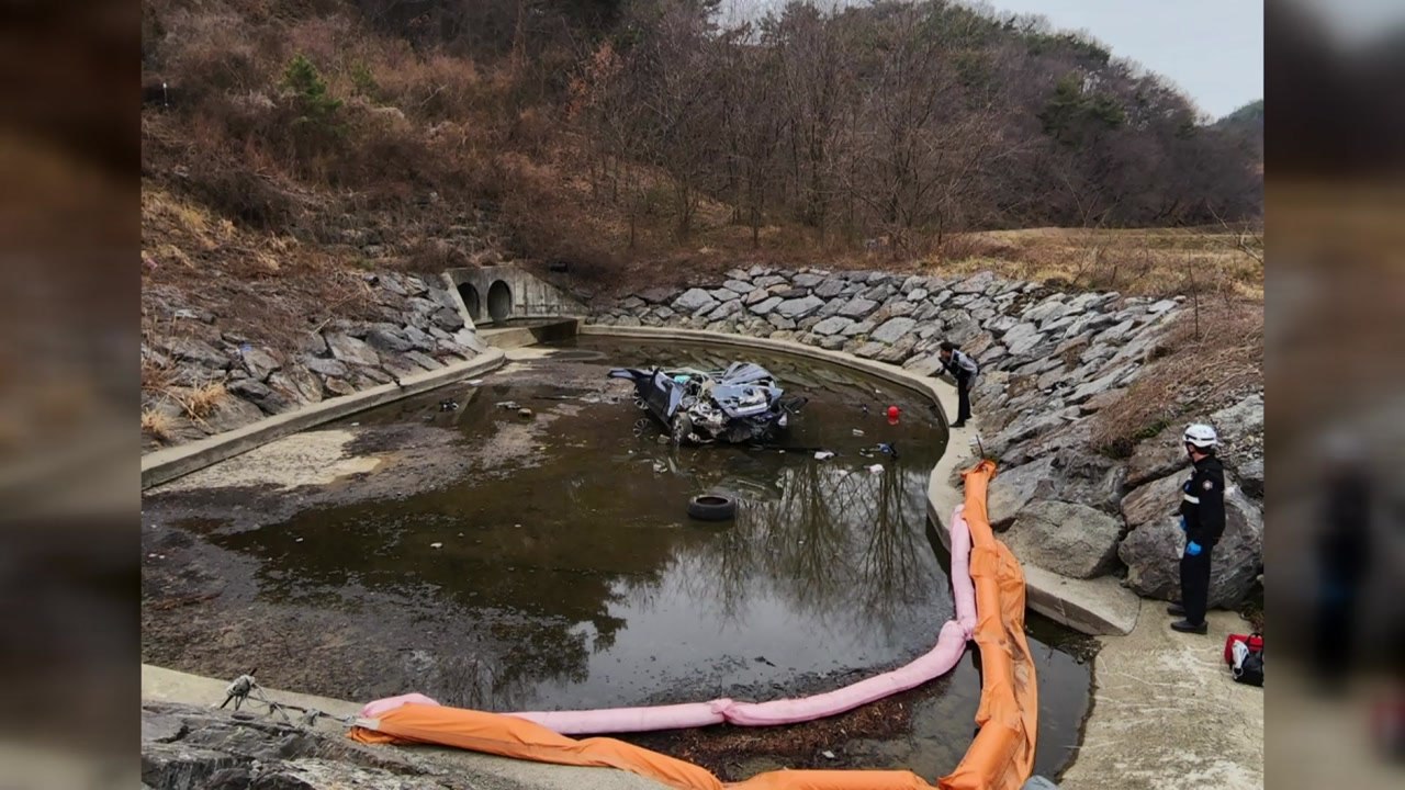 충남 서산에서 승용차가 50m 아래로 추락...1명 숨져 / YTN