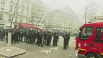 فرنسا.. محتجون على قانون التقاعد يشعلون حرائق في باريس وبوردو