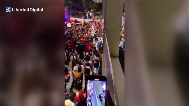 Forcejeos entre antidisturbios y futbolistas internacionales de Perú en Madrid