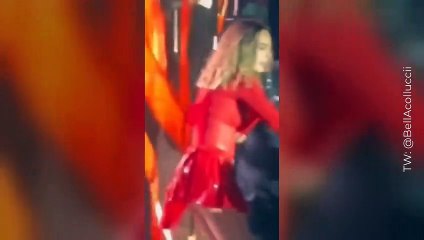 "Me lastimó": Belinda se llevó un buen susto por fanático que se aferró a ella en pleno concierto