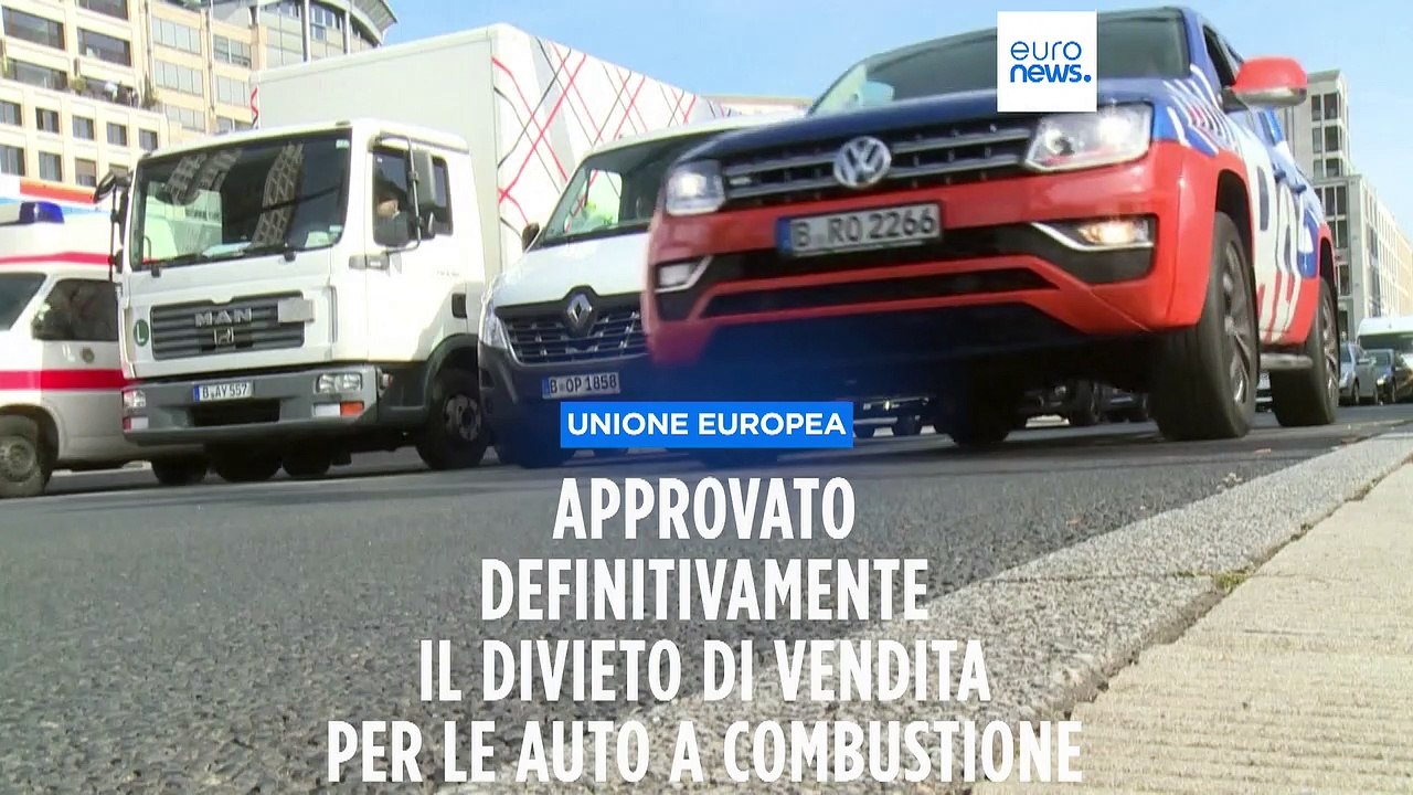 Approvato il divieto di vendita per le auto a combustione, l'Italia si astiene