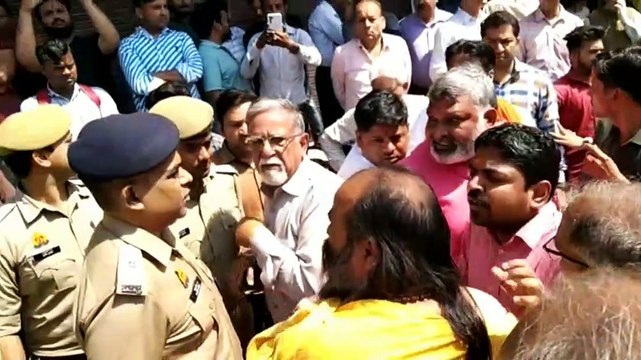 Meerut News: ज्वैलरी की दुकान में कुंबल लगाकर लाखों की चोरी, धरने पर बैठे व्यापारी, देखें वीडियो