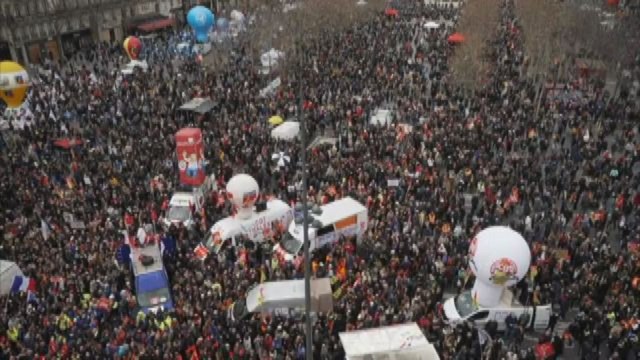 Nuove proteste in tutta la Francia contro riforma delle pensioni