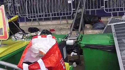 Des riverains souhaitent récupérer les poubelles prises par des étudiants. Paris/France -27/03/2023