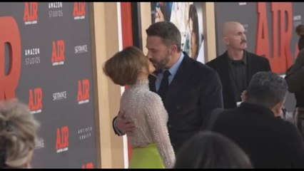 Bacio tra Ben Affleck e Jennifer Lopez sul red carpet di "Air"