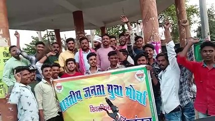 बाइक निकाली भाजयुमो ने