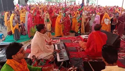 सकट. भागवत कथा में नृत्य करतीं महिलाएं।