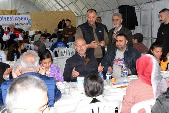 BAKAN SOYLU, DEPREMZEDELERLE İFTAR YAPTI