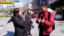 Sokak röportajında 'Ülkede cahiller bolsa o ülkede din tüccarlığı yapılır' diyen gence ve muhabire saldırı