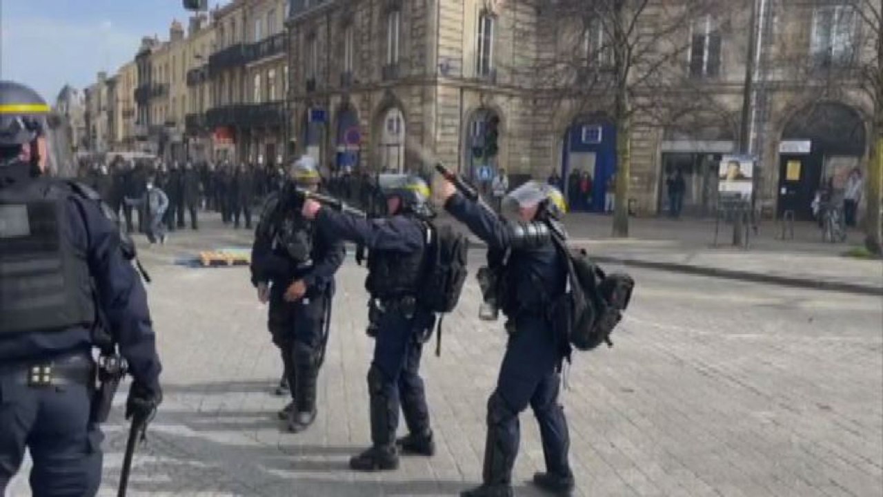 Riforma pensioni in Francia, scontri alla protesta di Bordeaux
