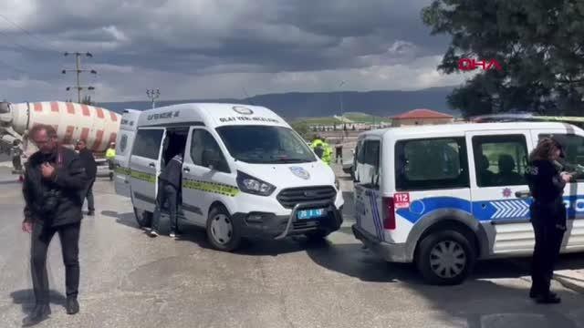 BETON MİKSERİ OTOMOBİLE ÇARPTI; ANNE ÖLDÜ, OĞLU YARALANDI